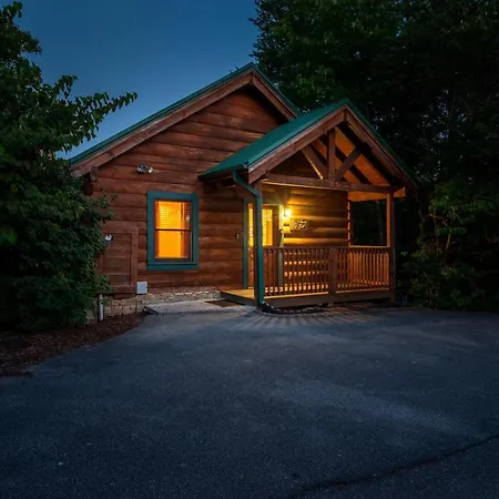 Cozy Log Cabin!! In Heart Of Pf & Close To The Smokies
